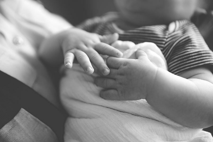 tulsa-newborn-photographer-baby-hands
